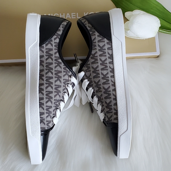 Michael Kors Sneaker Size 7 ♥️ - Picture 7 of 11